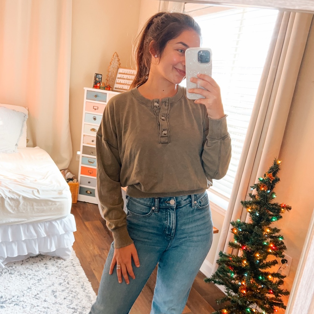 (american eagle) olive green comfy henley half button crop fit pullover size M
